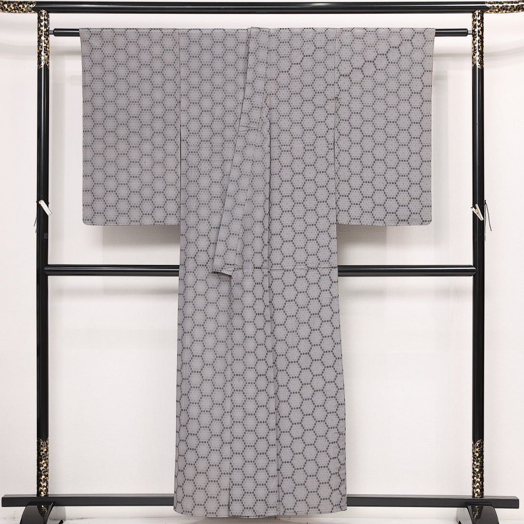 夏物 お召 (本塩沢) 夏物 身丈155cm 裄丈61cm 正絹 Aランク カジュアル バチ衿 Mサイズ しつけ糸 亀甲 グレー系 RP 1222-13344