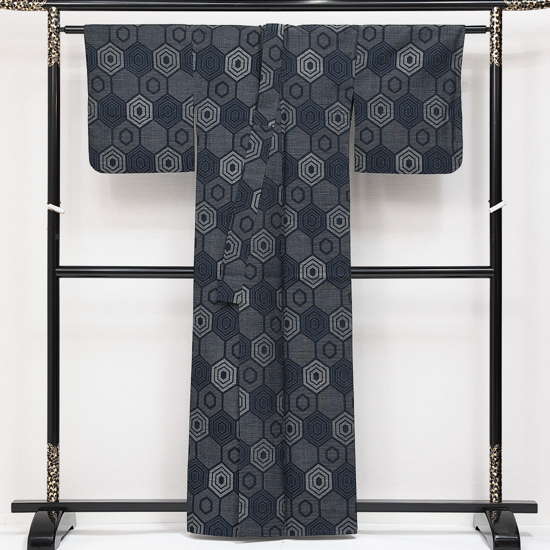 洗える着物 ウールの紬 単衣 身丈159cm 裄丈63cm ウール Sランク カジュアル バチ衿 Mサイズ 亀甲 紺系 RP 1223-14227