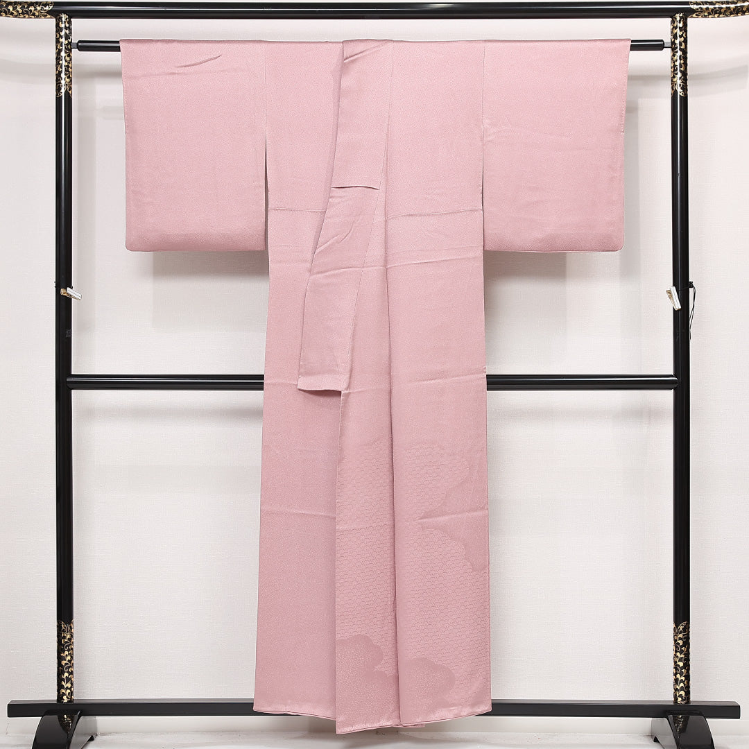 色無地 袷 身丈150cm 裄丈64cm 正絹 Sランク 一つ紋 (下り藤) セミフォーマル 広衿 Sサイズ 雲取り 青海波 ピンク系 RP 1219-13312