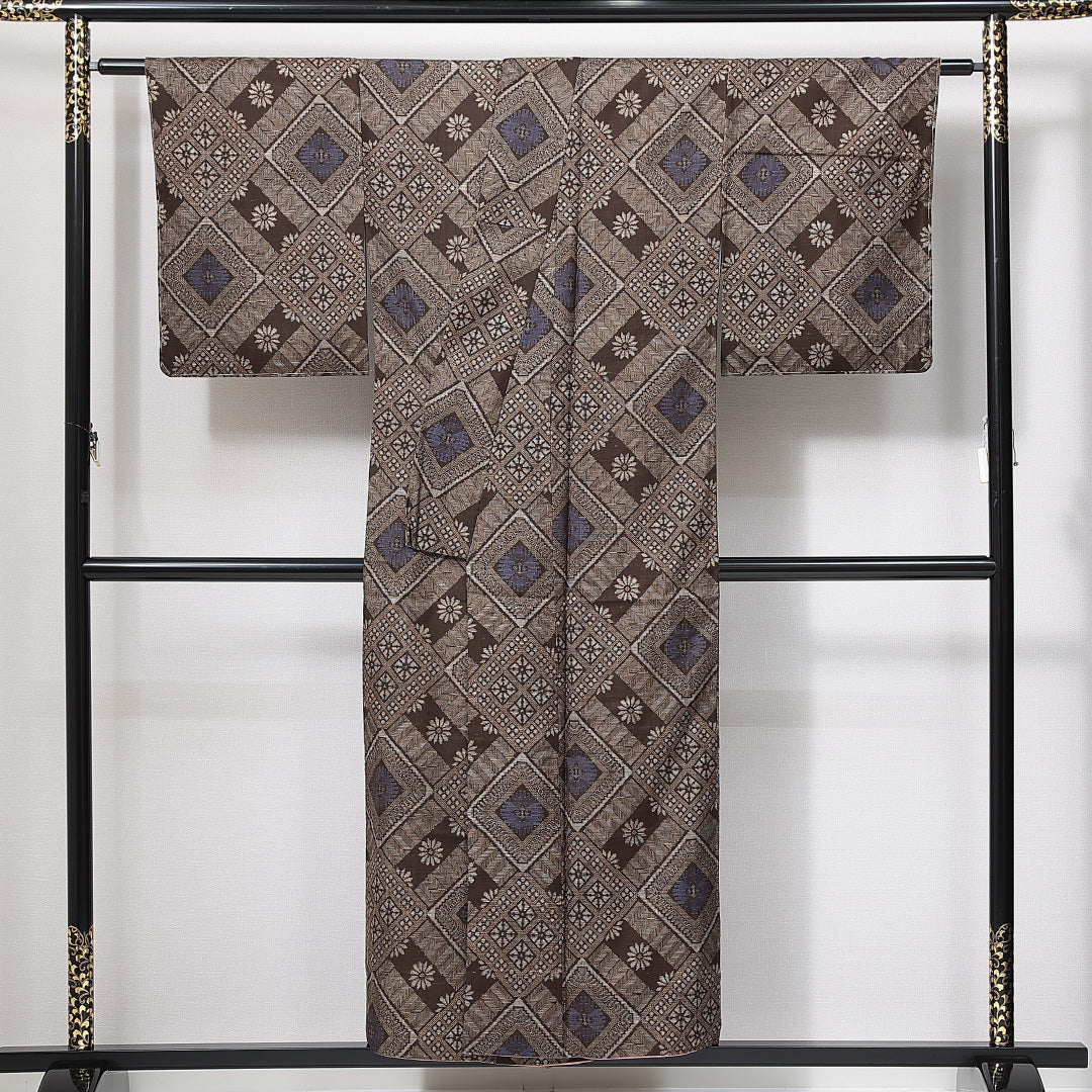 アンティーク 紬（大島紬） 袷 身丈151cm 裄丈62cm 正絹 Aランク Sサイズ 広衿 龍郷 龍郷柄 茶系 1216-14985