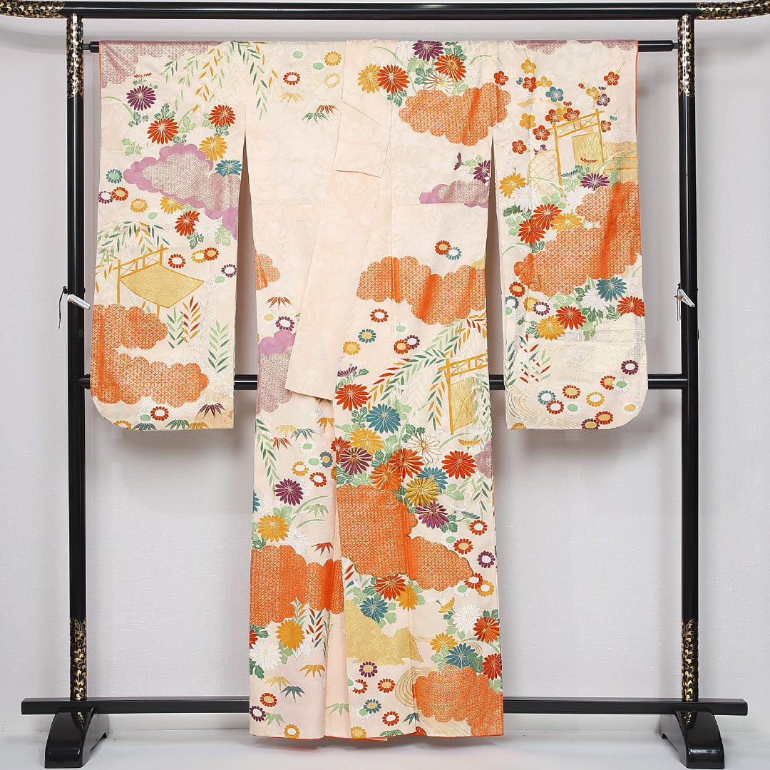 振袖 身丈159cm 裄丈64.5cm Bランク 袷 正絹 L 広衿 刺繍 金駒刺繍 御所解 吉祥文様 古典柄 菊 桜 梅 花柄 金襴 クリーム系 1213-F0436