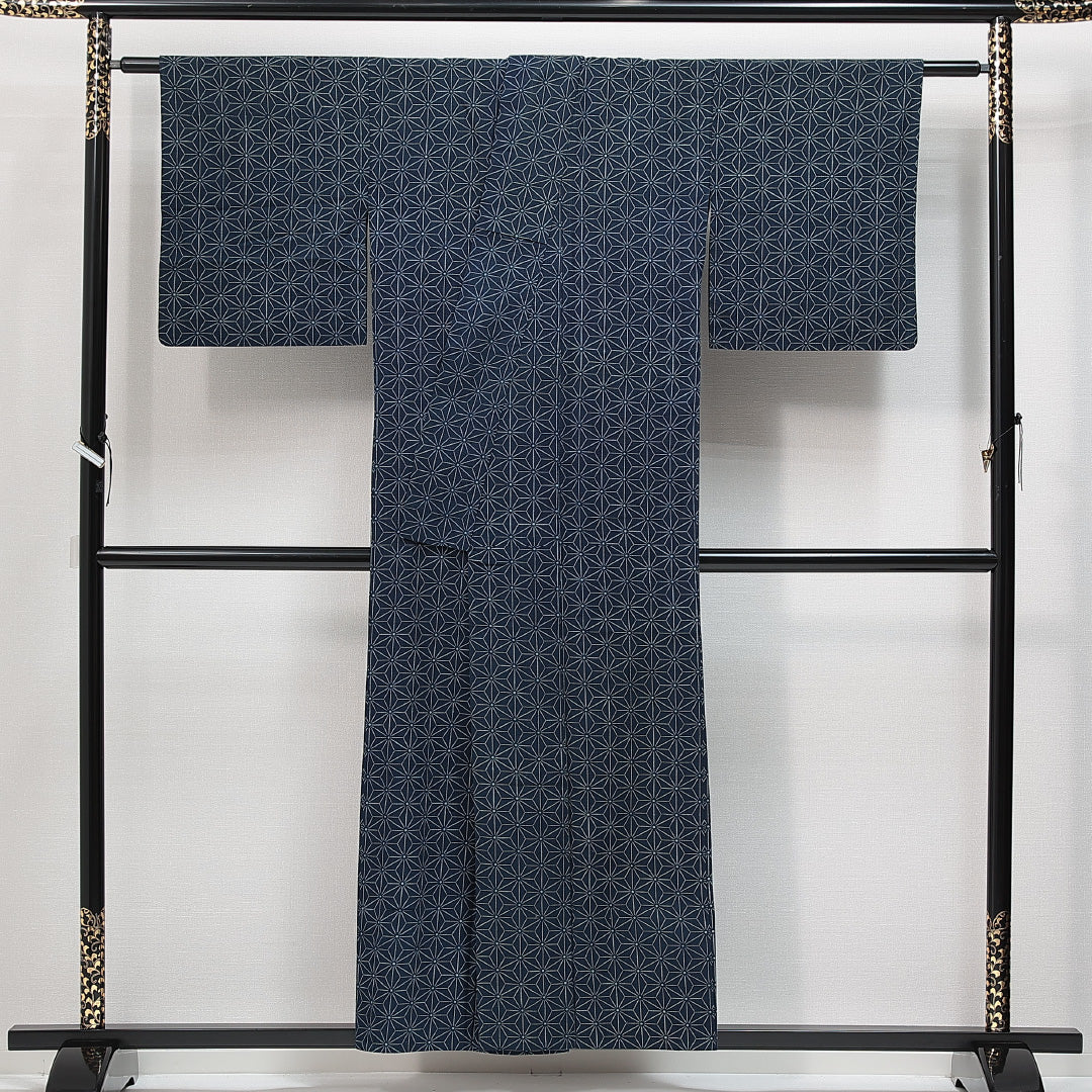 麻の紬 夏物 洗える着物 単衣 身丈153cm 裄丈61cm 麻 Cランク Sサイズ 広衿 カジュアル 染紬 麻の葉 紺系 1216-14872