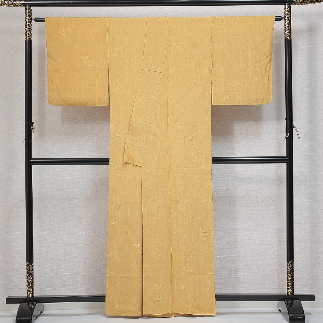 色無地 袷 身丈160cm 裄丈65cm 正絹 Aランク 一つ紋 (丸に片喰) 紋意匠 (創作柄) セミフォーマル 広衿 Lサイズ 無地 黄系 RP 1219-14779