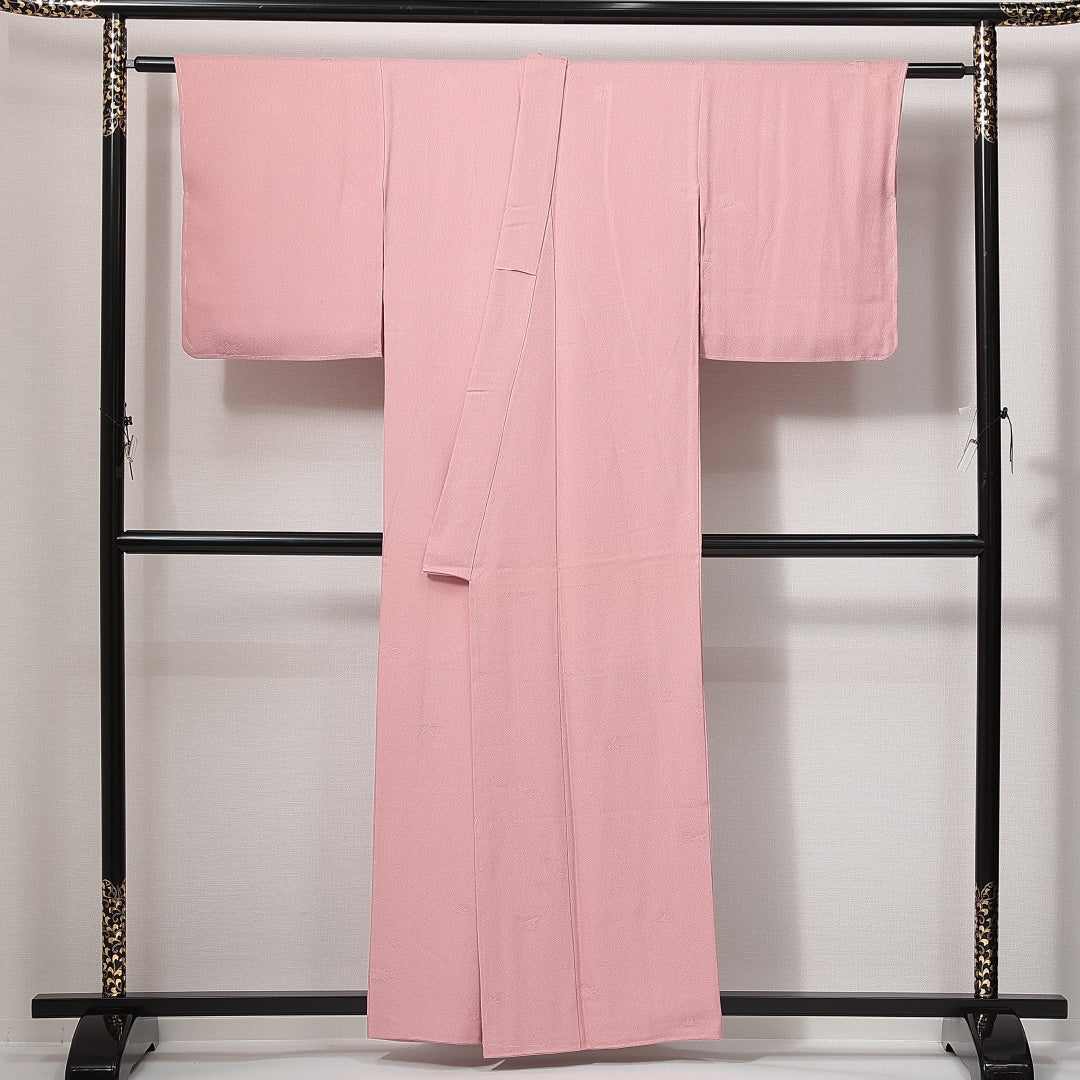 新古品 色無地 洗える着物 袷 身丈157cm 裄丈62cm ポリエステル Nランク Mサイズ バチ衿 一つ紋（中陰五三桐） セミフォーマル 紋意匠 尾長鳥 ピンク系 1214-14833