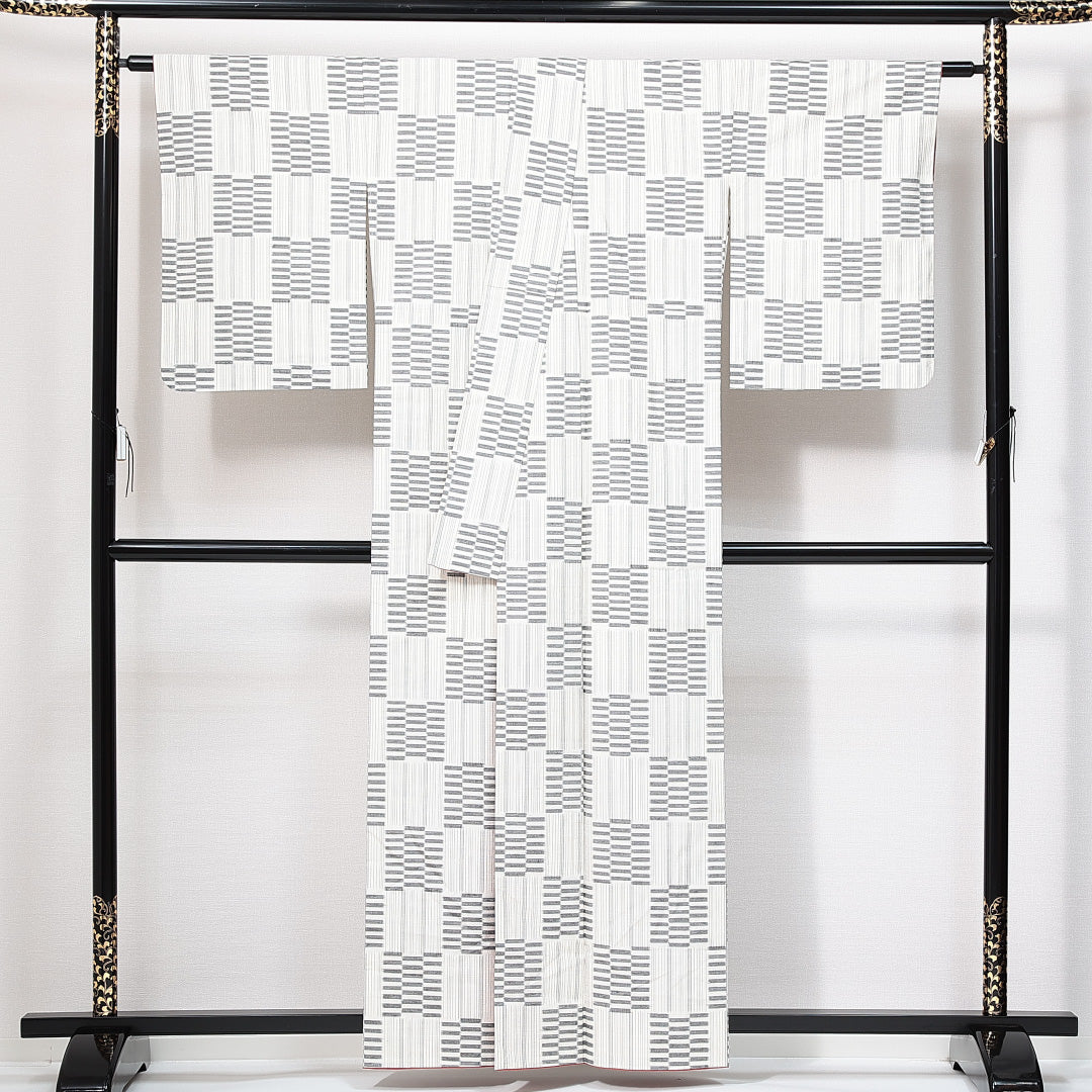 未使用品 紬 袷 身丈158cm 裄丈62cm 正絹 Nランク カジュアル 広衿 Mサイズ しつけ糸 市松 幾何学柄 白系 RP 1223-14887