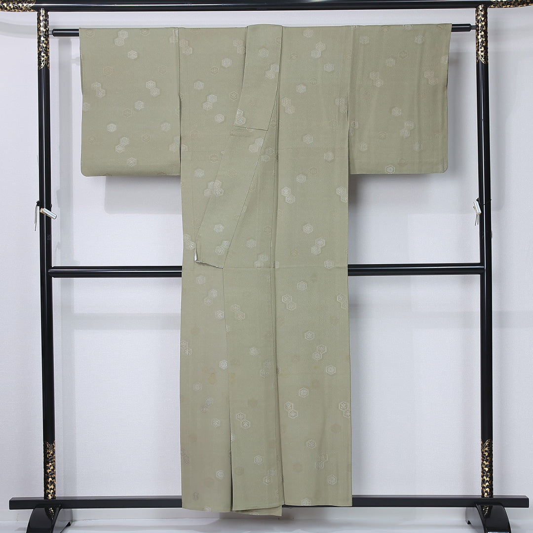 色無地 身丈154cm 裄丈62.5cm Bランク S 正絹 単衣 広衿 地紋あり 一つ紋 丸に地紙 亀甲 菊 セミフォーマル 緑系 1214-12237