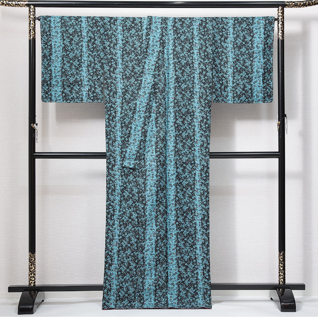 未使用品 洗える着物 小紋 袷 身丈165cm 裄丈67cm ポリエステル Nランク インフォーマル 広衿 XLサイズ しつけ糸 縞 桜 黒系 RP 1221-14914