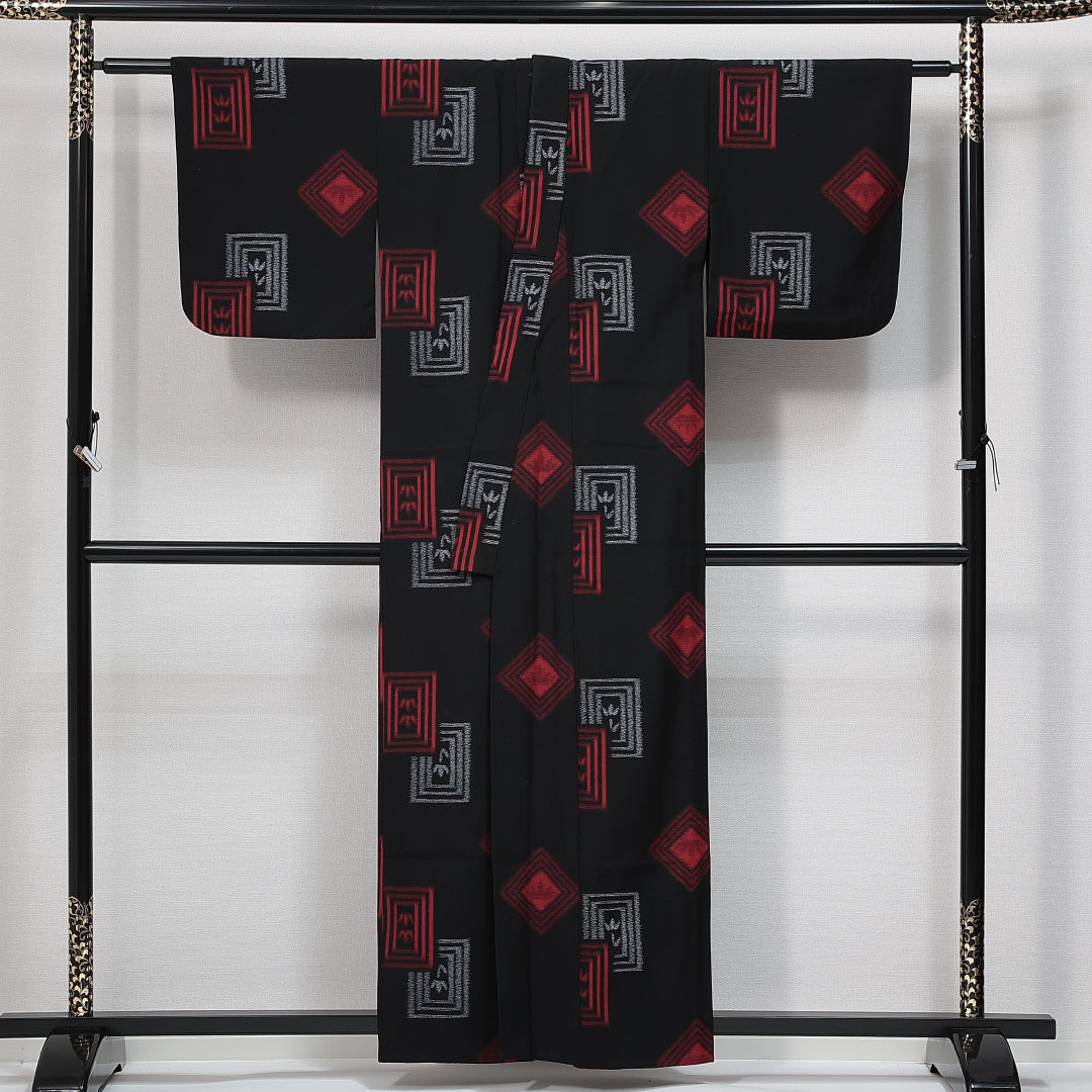 ウールの小紋（紬） 洗える着物 単衣 身丈158cm 裄丈63cm ウール Aランク Mサイズ バチ衿 カジュアル 肩当て 笹 黒系 1215-14720