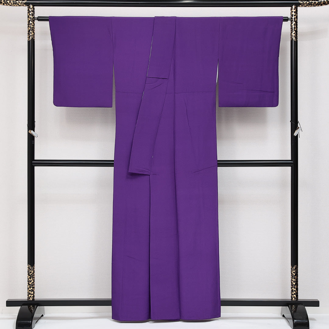 色無地 袷 身丈159cm 裄丈63cm 正絹 Sランク 一つ紋 (丸に尻合せ三つ鬼蔦) セミフォーマル 広衿 Mサイズ 無地 紫系 RP 1219-14380