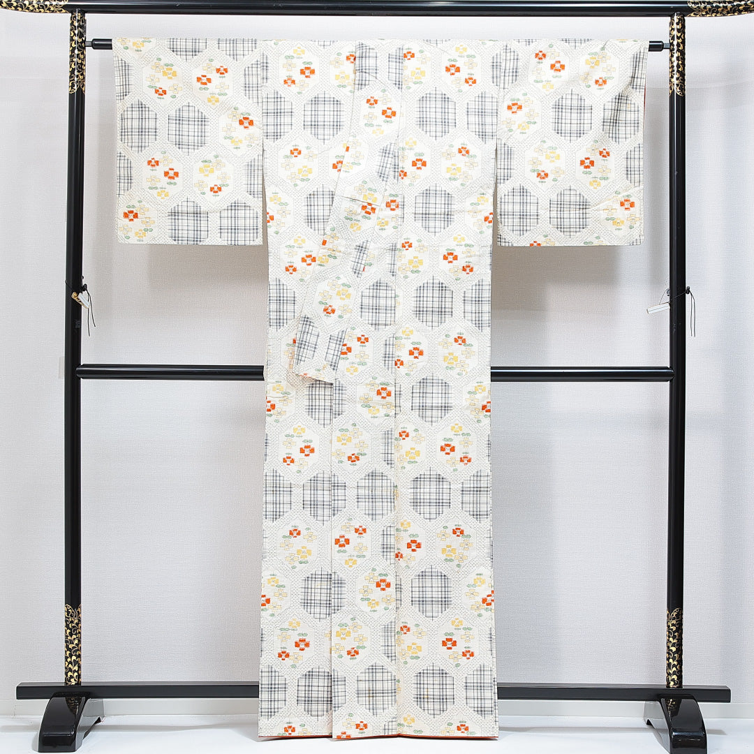 紬（十日町紬） 袷 身丈161cm 裄丈65cm 正絹 Cランク Lサイズ 広衿 カジュアル 亀甲 花柄 クリーム系 1216-14855