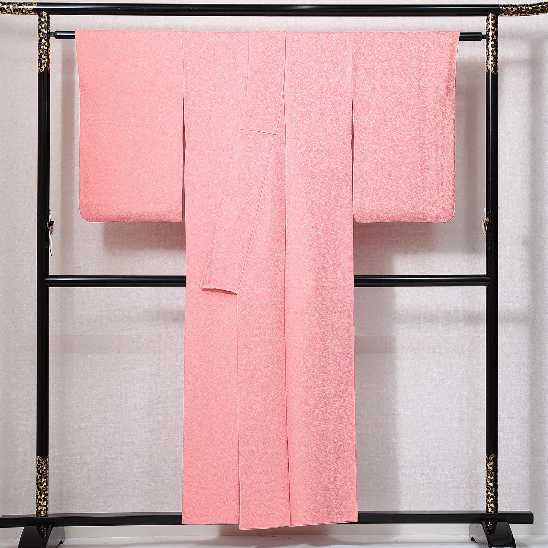 色無地 袷 身丈152cm 裄丈62cm 正絹 Sランク Sサイズ 広衿 一つ紋（丸に陰片喰） セミフォーマル ふくれ織 無地 ピンク系 1214-14959