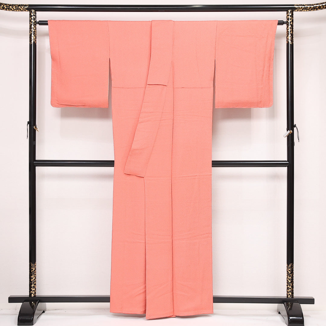 色無地 袷 身丈157cm 裄丈63cm 正絹 Sランク 一つ紋 (五三桐) セミフォーマル 広衿 Mサイズ ふくれ織 無地 ピンク系 RP 1219-13396