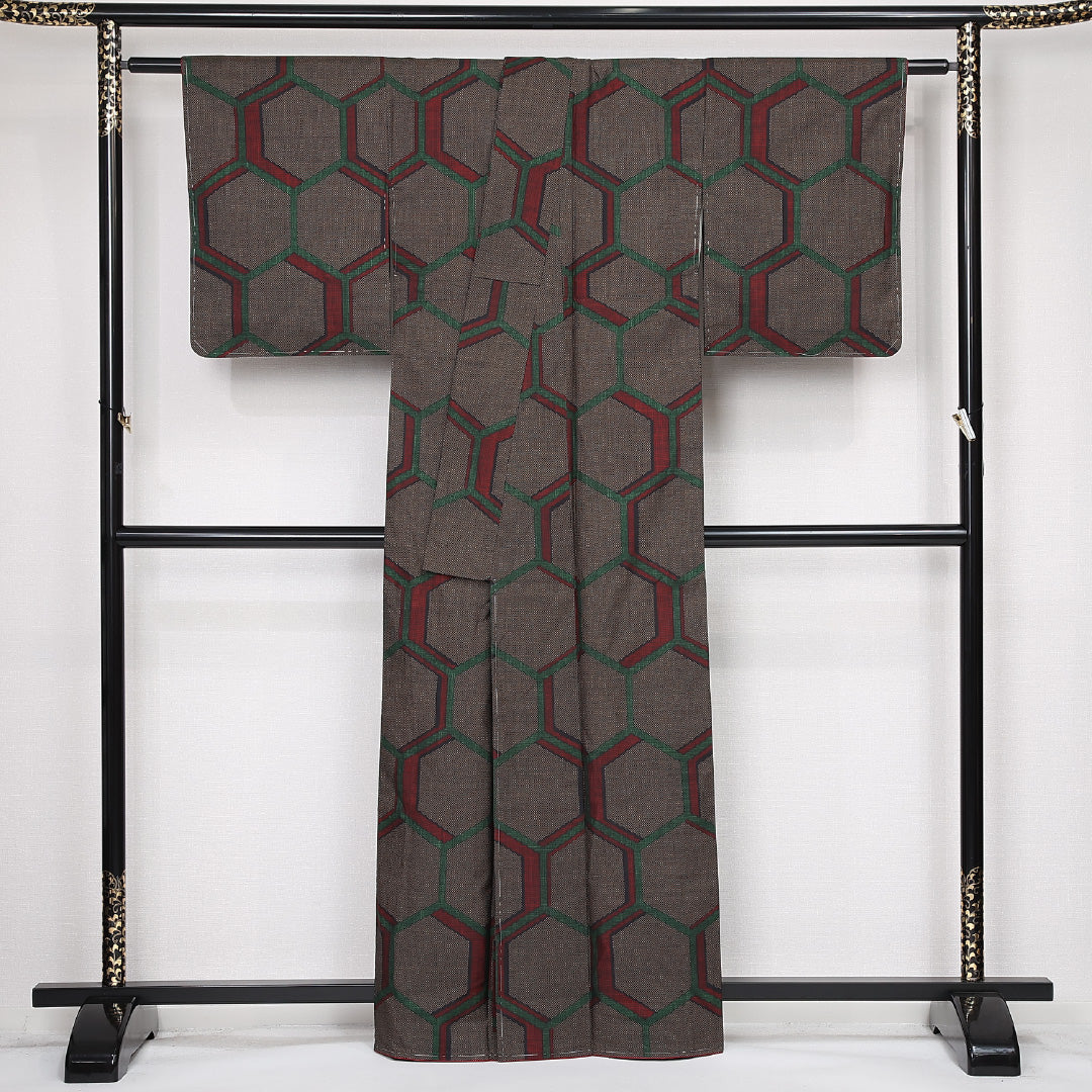 未使用品 大島紬 袷 身丈161cm 裄丈64cm 正絹 Sランク インフォーマル 広衿 Lサイズ 経緯絣 しつけ糸 亀甲 茶系 RP 1223-13135
