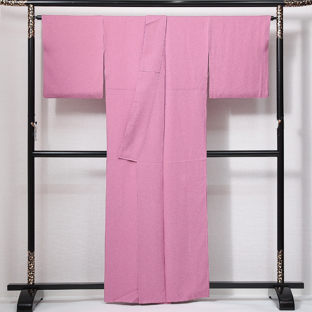 色無地 袷 身丈160cm 裄丈67cm 正絹 Cランク Lサイズ 広衿 一つ紋（丸に沢潟） セミフォーマル ふくれ織 無地 ピンク系 1214-14964