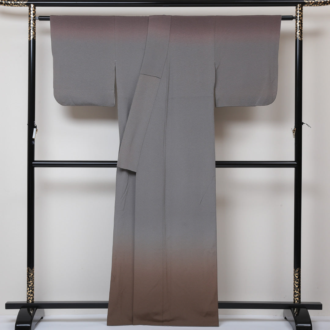 付下げ (ちりめん) 袷 身丈162cm 裄丈66cm 正絹 Aランク 一つ紋 (蔦) セミフォーマル 広衿 Lサイズ ふくれ織 ぼかし染 無地 ちりめん グレー系 RP 1218-04318