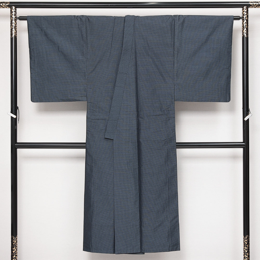 男着物 (大島紬) 袷 身丈142cm 裄丈68cm 正絹 Sランク インフォーマル 棒衿 Mサイズ 経緯絣 亀甲絣 紺系 RP 1224-13956