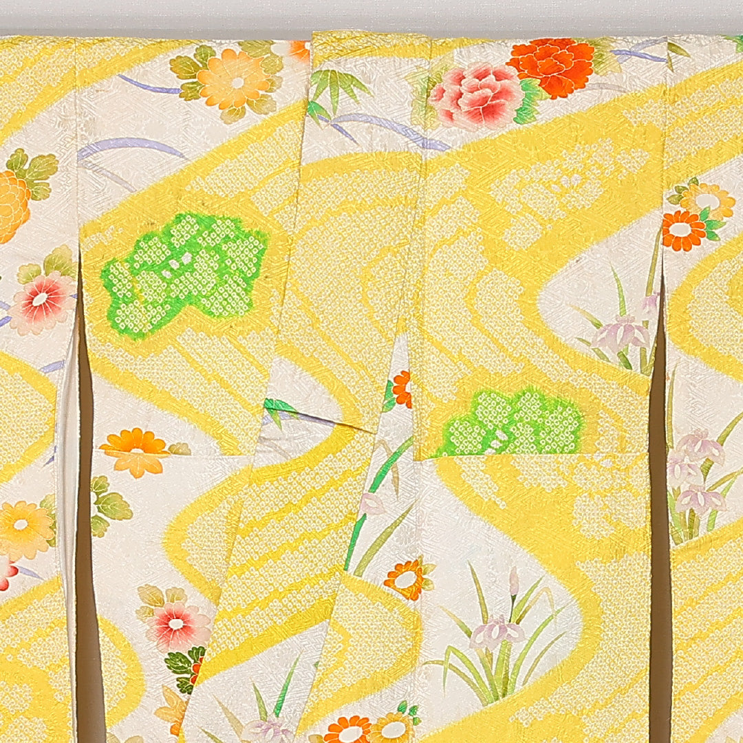 振袖 身丈150cm 裄丈61cm Cランク 袷 正絹 M 広衿 絞り 流水 吉祥文様 古典柄 牡丹 梅 花柄 菖蒲 黄系 1213-F0434