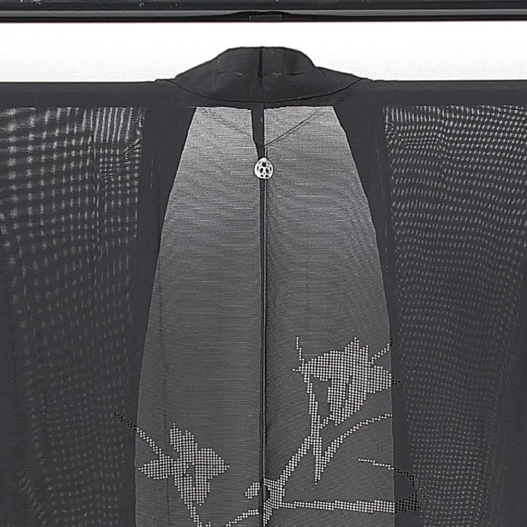 新古品 黒羽織 夏物 絽 身丈78cm 裄丈62cm 正絹 Nランク Sサイズ 一つ紋（三つ割桔梗） セミフォーマル 絵羽羽織 もじり織 菖蒲 しつけ糸 黒系 1217-14686