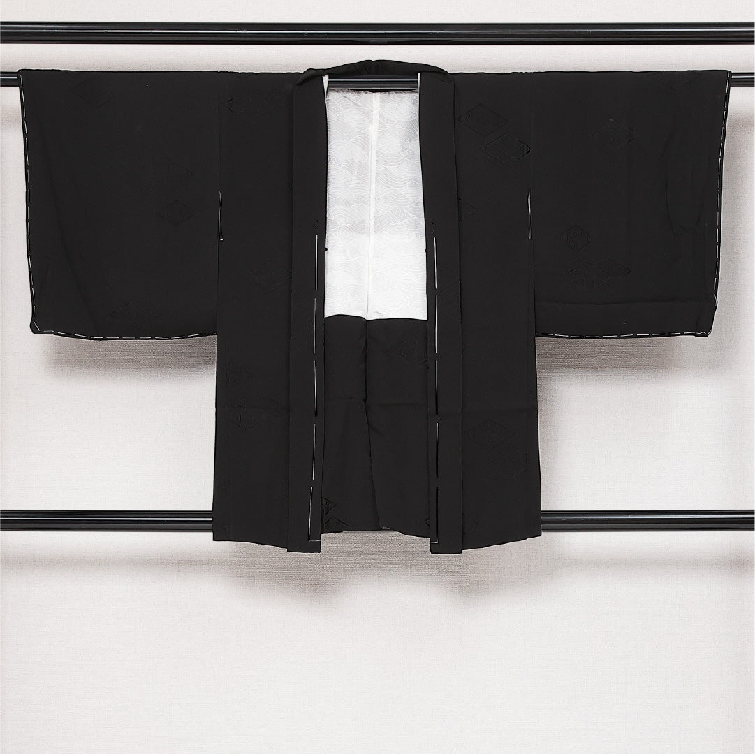 未使用品 黒羽織 袷 身丈77cm 裄丈64cm 正絹 Nランク 一つ紋 (九曜) 紋意匠 (武田菱) セミフォーマル Mサイズ しつけ糸 黒系 RP 1233-13775
