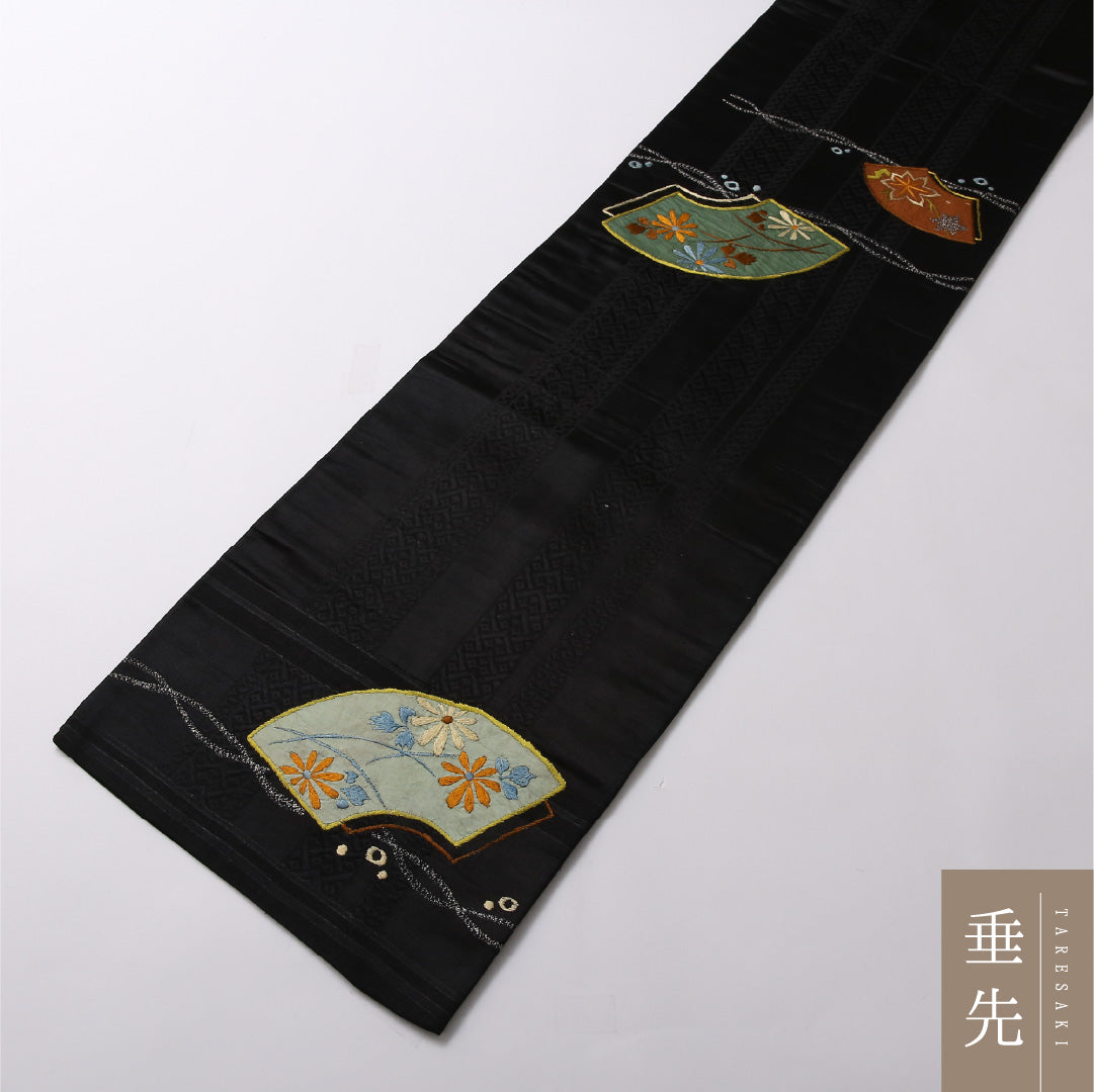 アンティーク 九寸 名古屋帯 帯丈356cm 開き仕立て ポイント柄 Cランク 正絹 刺繍 扇 紅葉 古典的 可愛らしい 黒系 1224-02882
