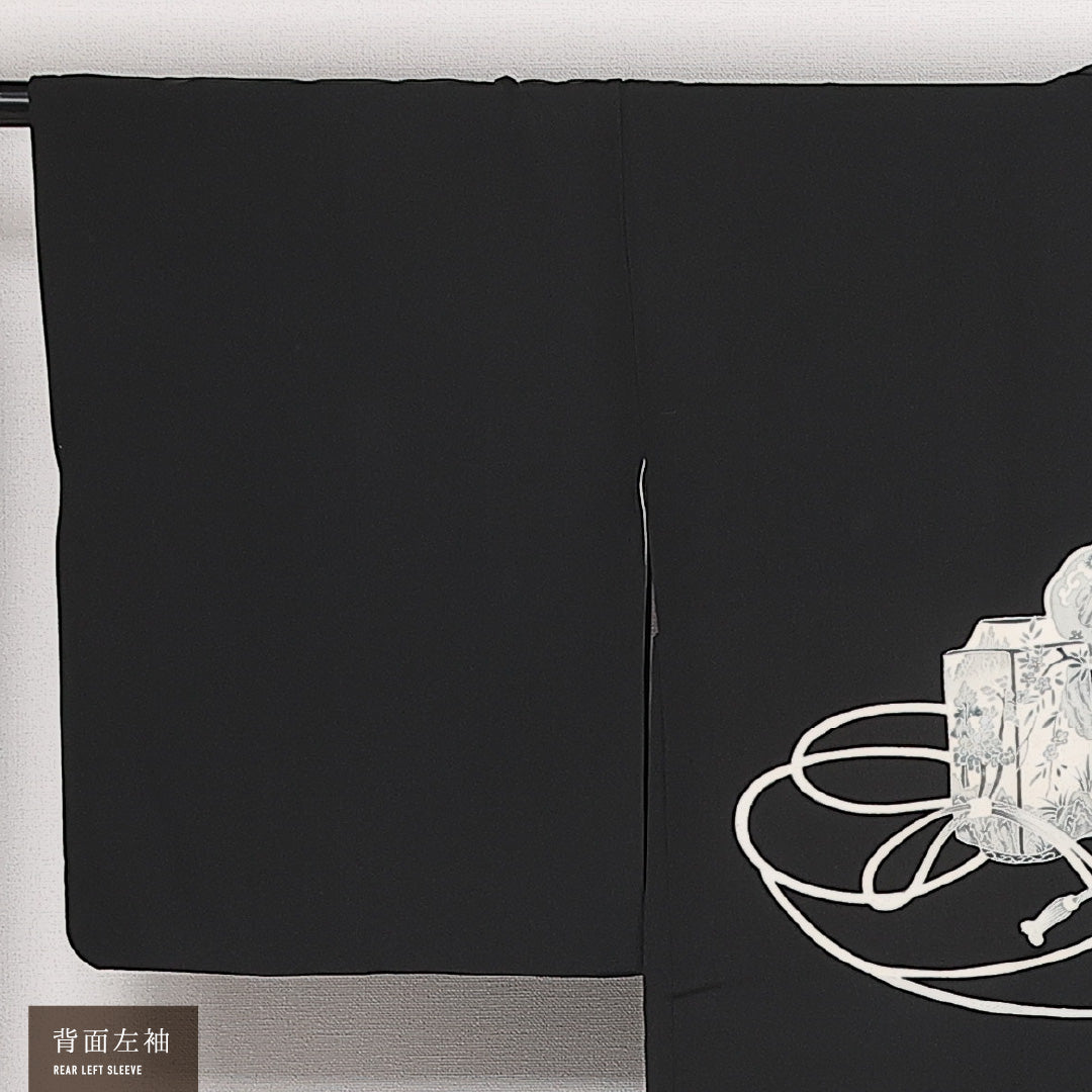 黒羽織 袷 身丈81cm 裄丈65cm 正絹 Sランク 一つ紋 (蔦) セミフォーマル Mサイズ 紐あり 壺 黒系 RP 1233-13703
