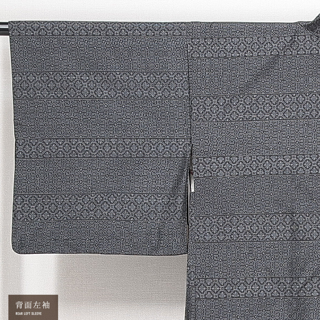 黒羽織 (大島紬) 袷 身丈76cm 裄丈62cm 正絹 Sランク インフォーマル Sサイズ 紐あり 古典柄 グレー系 RP 1233-14695