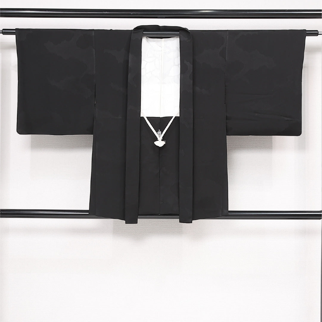 黒羽織 袷 身丈80cm 裄丈69cm 正絹 Sランク 一つ紋 (五三桐) 紋意匠 (雲取り) セミフォーマル Lサイズ 紐あり 黒系 RP 1233-13415