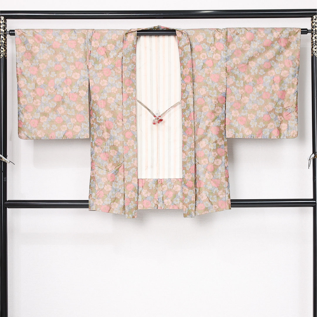 アンティーク 羽織 (銘仙) 袷 身丈82cm 裄丈63cm 正絹 Aランク Sサイズ 紐あり 花柄 多色系 M4 1232-12517