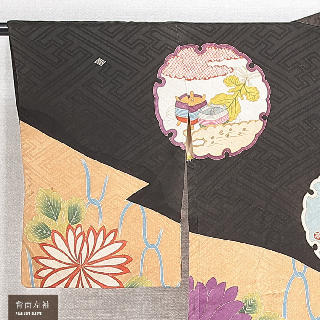 アンティーク 絵羽羽織 袷 身丈98cm 裄丈63cm 正絹 Bランク Sサイズ 三つ紋（四つ目菱） 紐あり 紋意匠 紗綾型 絵羽羽織 雪輪 桐 黒系 ベージュ系 1217-14751
