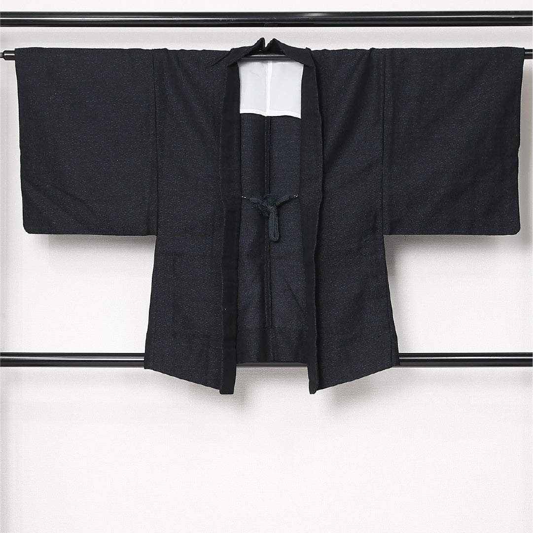 洗える着物 ウールの羽織 男性用 単衣 身丈80cm 裄丈34cm ウール Sランク カジュアル XSサイズ 肩当て 紐あり 創作柄 紺系 RP 1235-13052