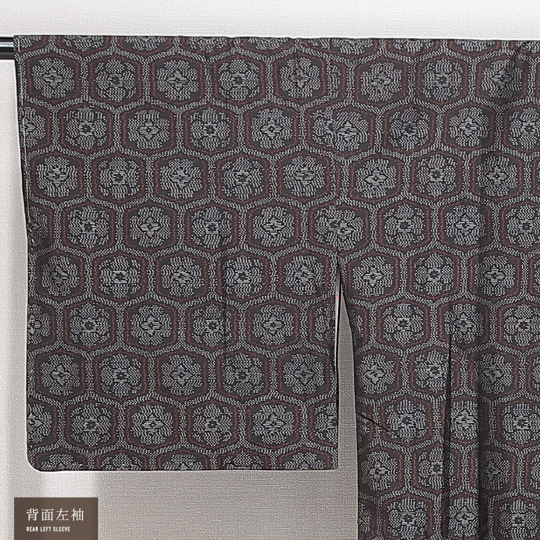 道行コート (村山大島紬) 袷 身丈89cm 裄丈67cm 正絹 Sランク インフォーマル Mサイズ 緯総絣 ポケットあり 花菱亀甲 グレー系 RP 1237-14681