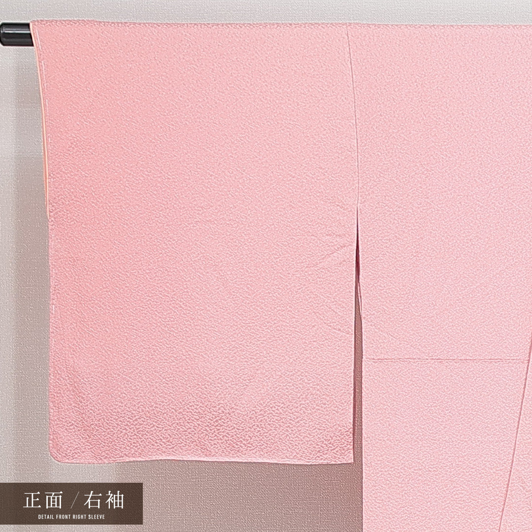 未使用品 色無地 袷 身丈158cm 裄丈65cm 正絹 Nランク 一つ紋 (五三桐) 紋意匠 (紗綾型) セミフォーマル 広衿 Mサイズ 付下げ 蘇州刺繍 汕頭刺繍 しつけ糸 亀甲 牡丹 ピンク系 M4 1219-14737