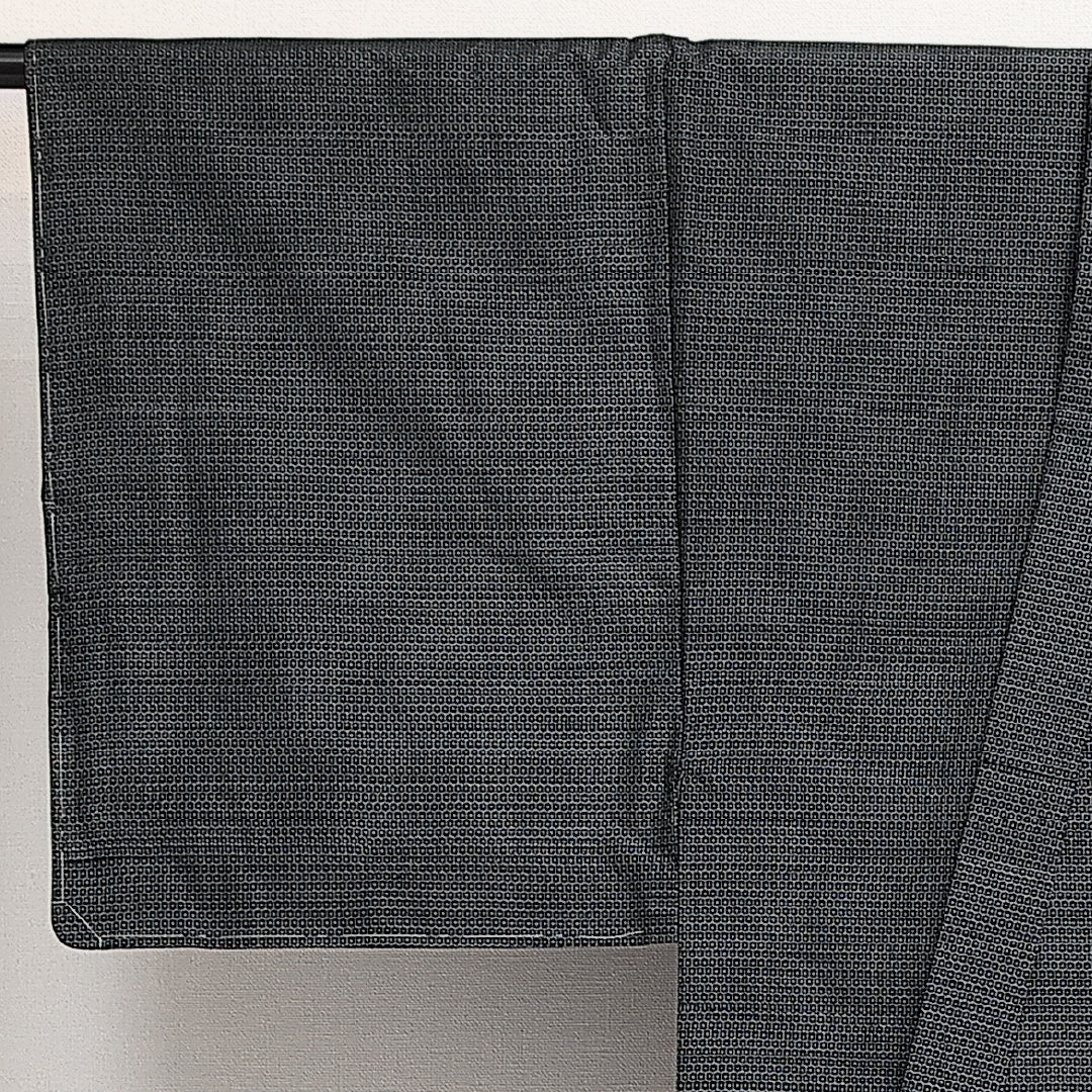 未使用品 男着物 (大島紬) 袷 身丈146cm 裄丈67cm 正絹 Nランク インフォーマル 棒衿 Lサイズ 緯総絣 しつけ糸 亀甲絣 紺系 M4 1224-13993
