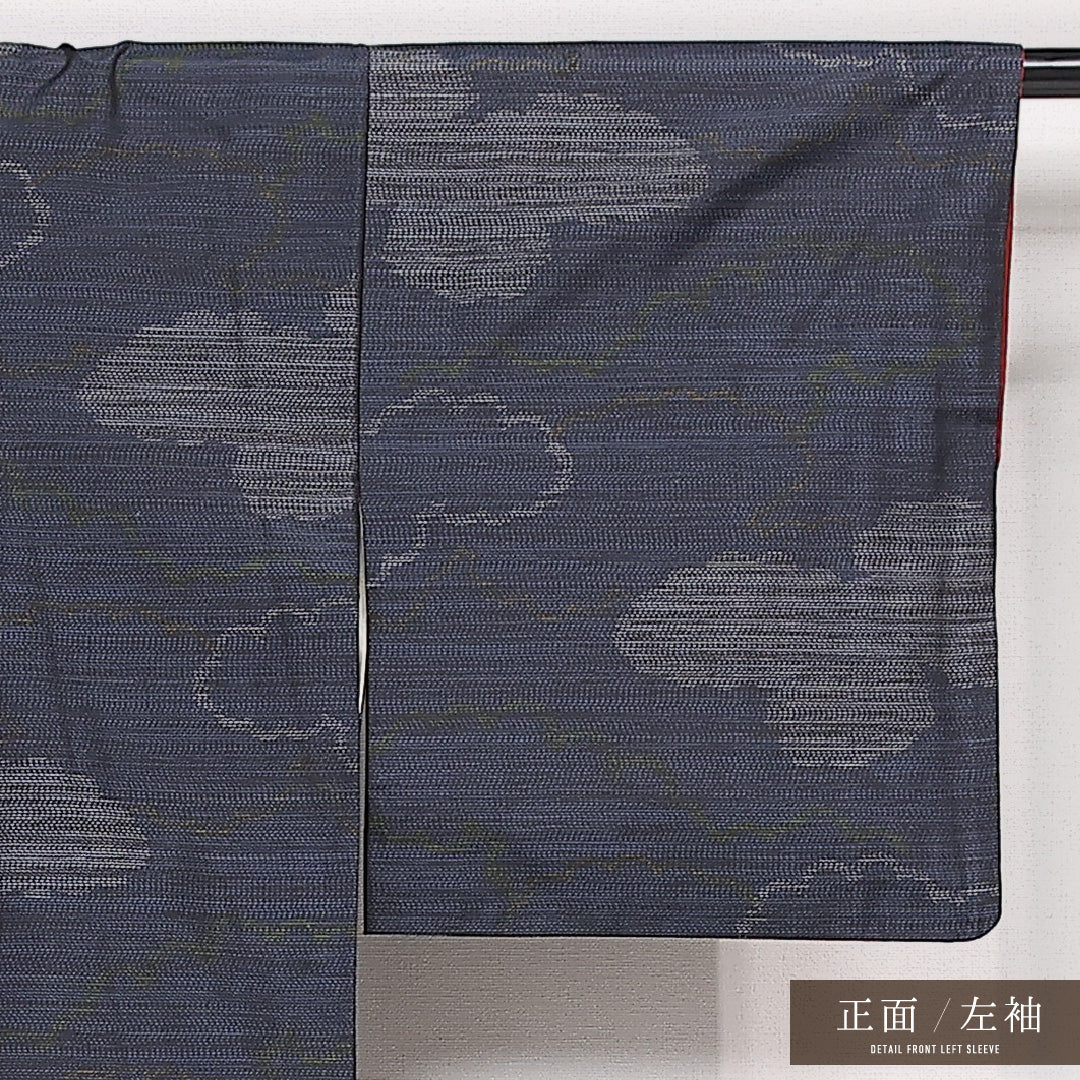 本場大島紬 袷 身丈152cm 裄丈61cm 正絹 Aランク インフォーマル 広衿 Sサイズ 緯総絣 証紙 雲取り 紺系 M4 1223-13508