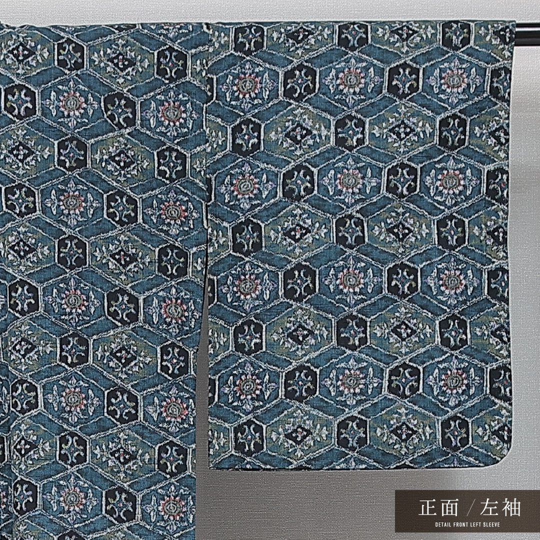 洗える着物 ウールの紬 単衣 身丈145cm 裄丈64cm ウール Sランク カジュアル バチ衿 XSサイズ 居敷当て 肩当て 亀甲 創作柄 青系 RP 1223-14783