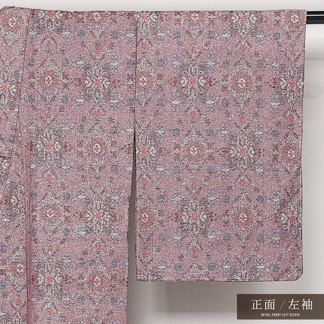 洗える着物 ウールの紬 単衣 身丈151cm 裄丈62cm ウール Sランク カジュアル バチ衿 Sサイズ アラベスク文様 ピンク系 RP 1223-13632