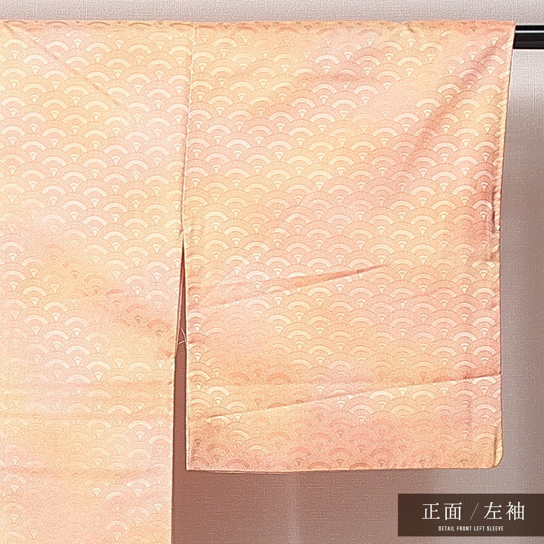 色無地 洗える着物 袷 身丈158cm 裄丈63cm ポリエステル Sランク Mサイズ 広衿 インフォーマル 紋意匠 青海波 朱系 ピンク系 1214-14821