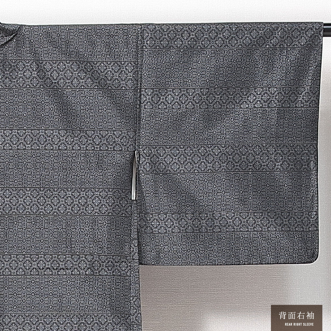黒羽織 (大島紬) 袷 身丈76cm 裄丈62cm 正絹 Sランク インフォーマル Sサイズ 紐あり 古典柄 グレー系 RP 1233-14695
