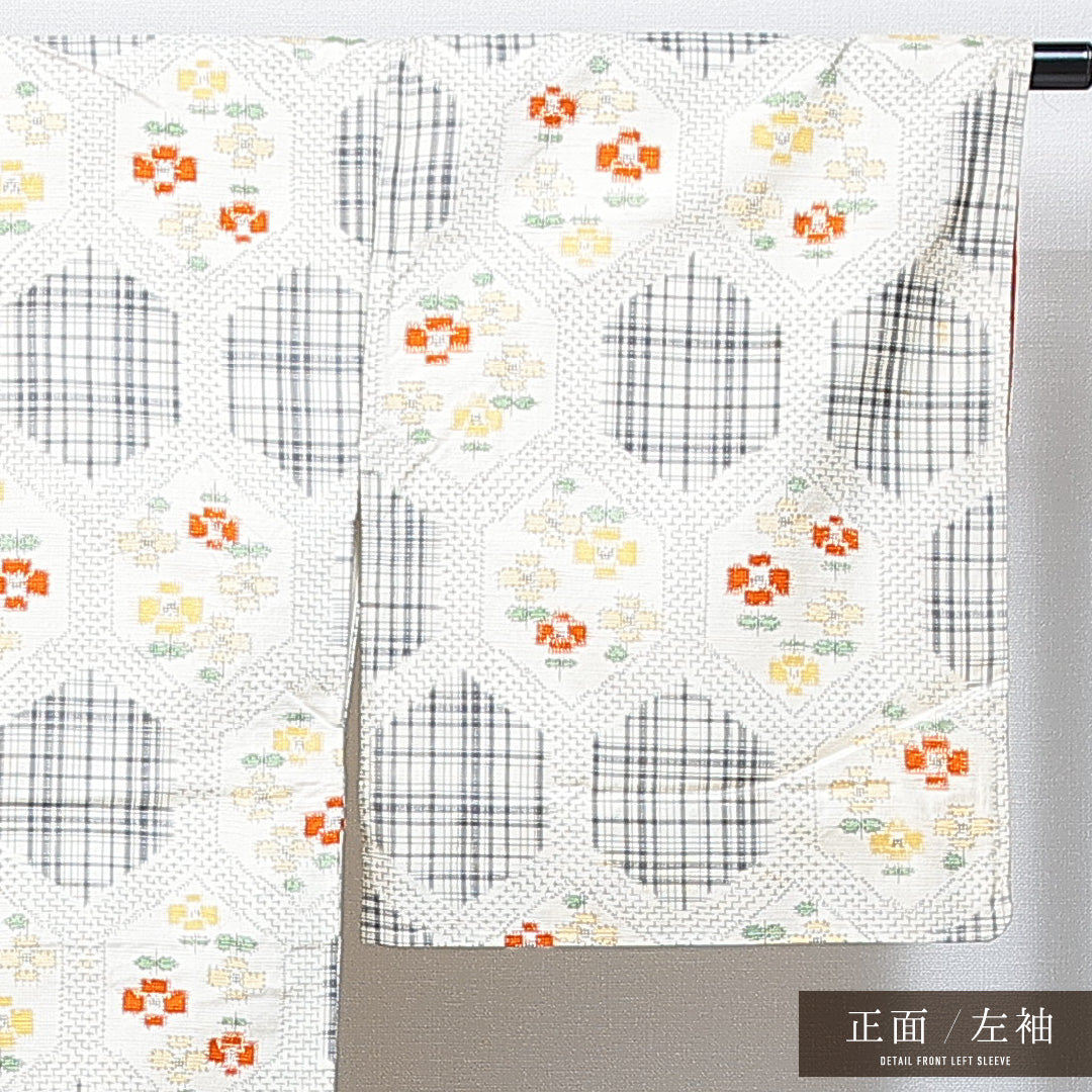 紬（十日町紬） 袷 身丈161cm 裄丈65cm 正絹 Cランク Lサイズ 広衿 カジュアル 亀甲 花柄 クリーム系 1216-14855