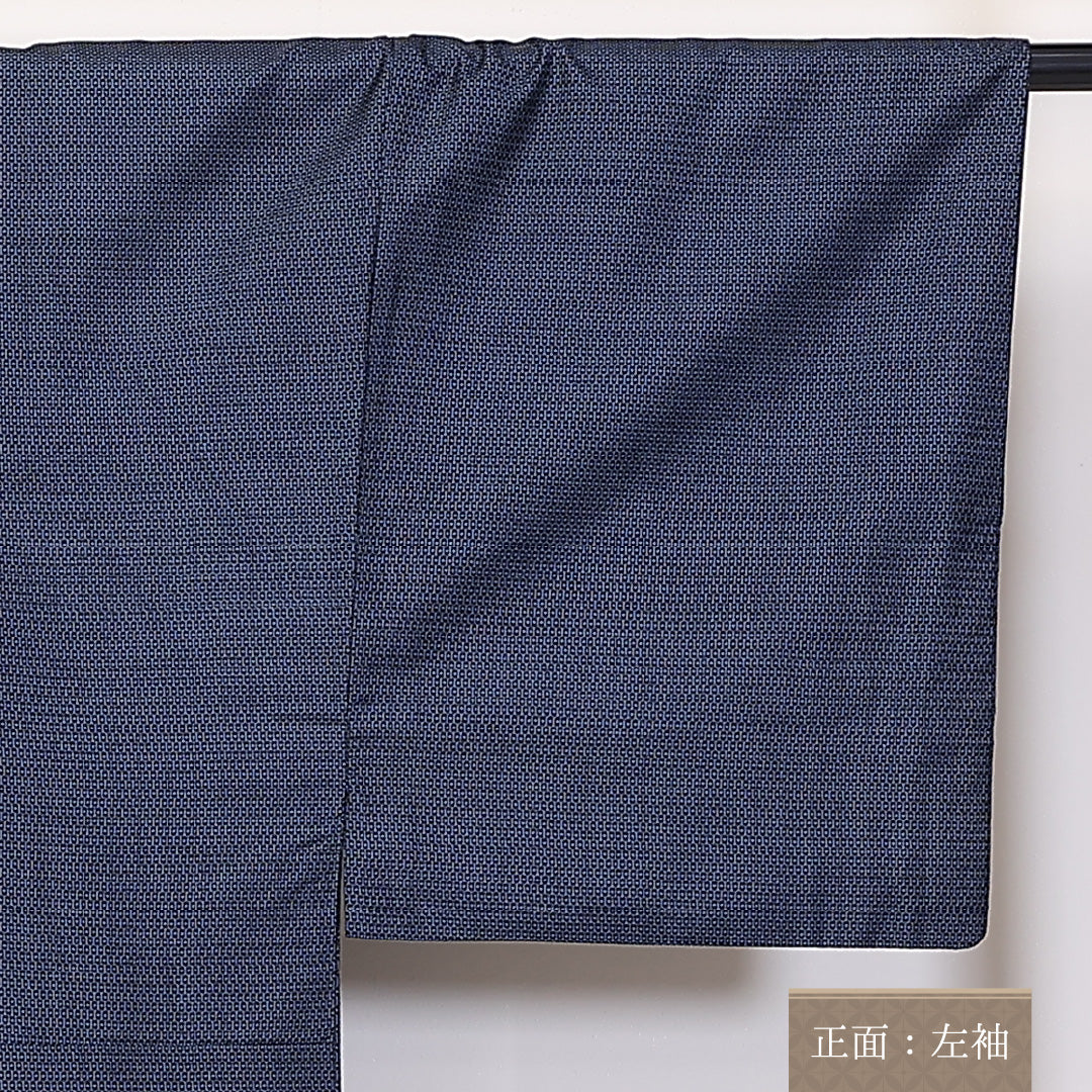 男着物 (大島紬) 袷 身丈143cm 裄丈67cm 正絹 Aランク インフォーマル 棒衿 Mサイズ 亀甲 紺系 RP 1224-06233