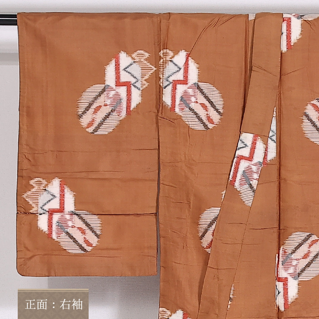 アンティーク 銘仙の着物 袷 身丈145cm 裄丈60cm 正絹 Cランク バチ衿 XSサイズ 幾何学柄 茶系 RP 1223-03959