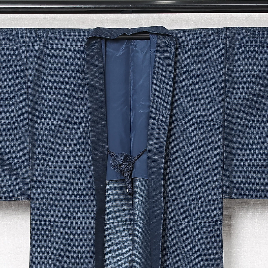 洗える着物 ウールの羽織 男性用 単衣 身丈93cm 裄丈34cm ウール Sランク カジュアル XSサイズ 肩当て 紐あり 亀甲絣 紺系 RP 1235-13053