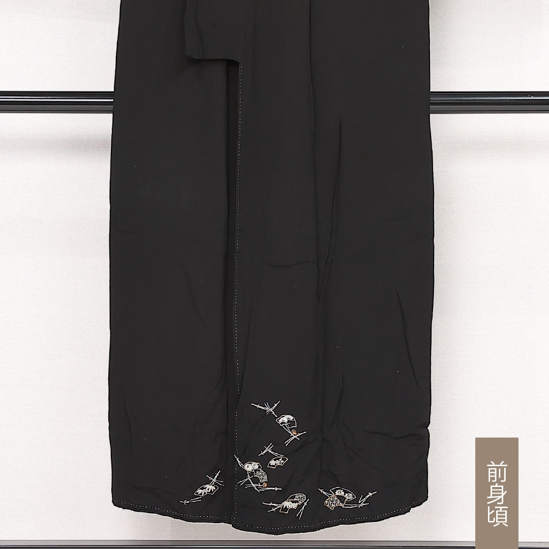 アンティーク 黒留袖 五つ紋 身丈146cm 裄丈62.5cm Cランク 正絹 袷 広衿 XS 刺繍 菊 古典的 控え目 黒系 1211-F0588