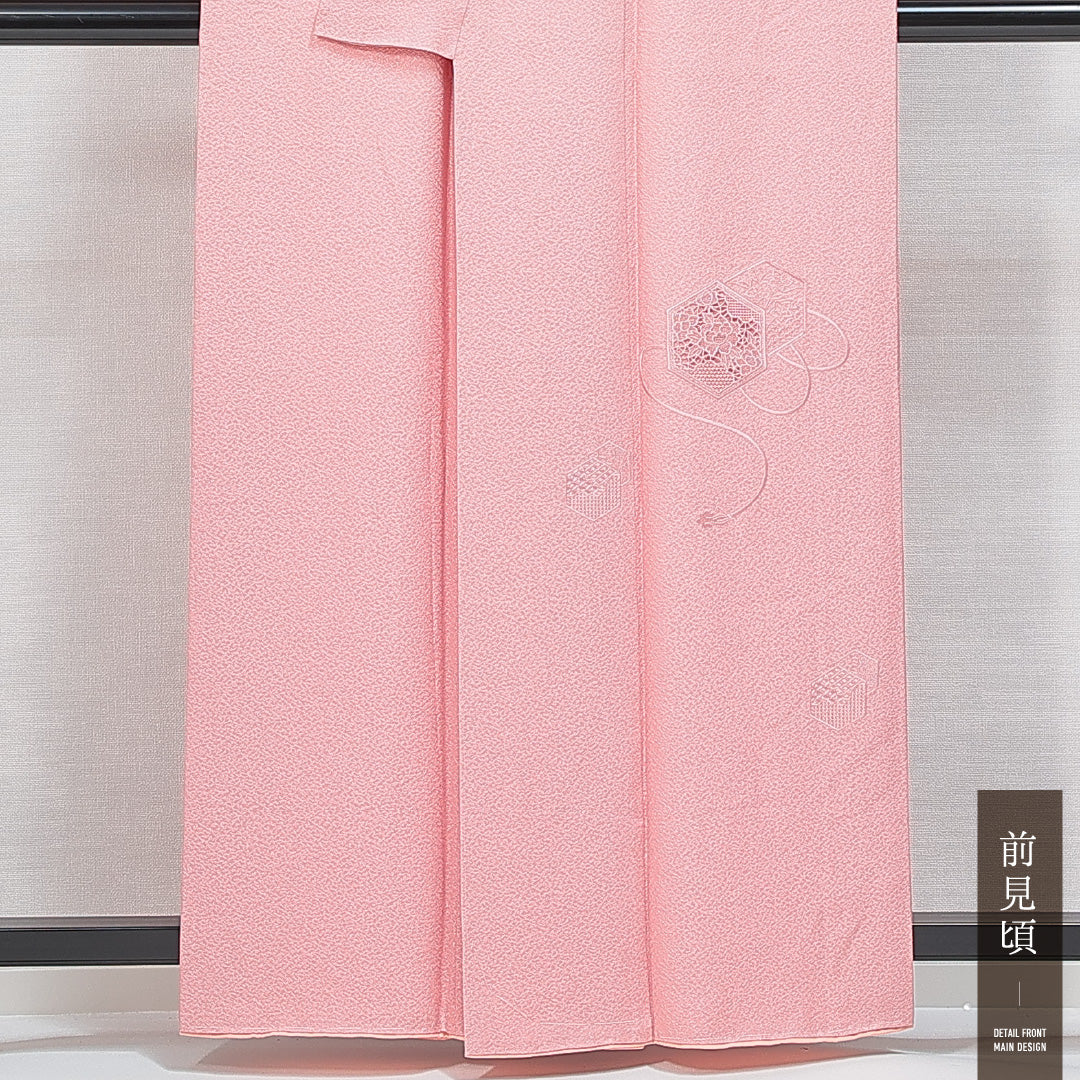 未使用品 色無地 袷 身丈158cm 裄丈65cm 正絹 Nランク 一つ紋 (五三桐) 紋意匠 (紗綾型) セミフォーマル 広衿 Mサイズ 付下げ 蘇州刺繍 汕頭刺繍 しつけ糸 亀甲 牡丹 ピンク系 M4 1219-14737