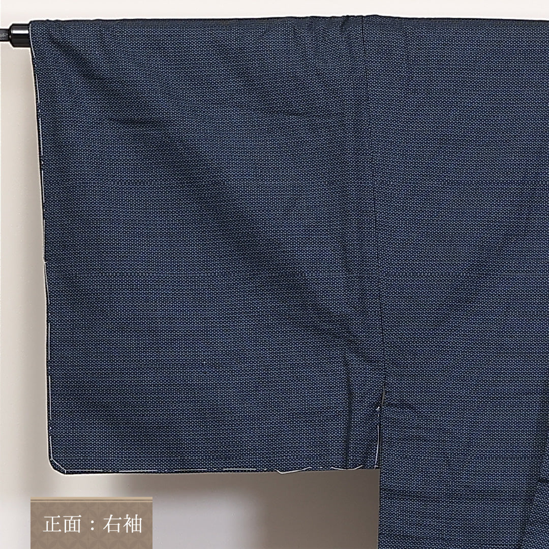 男着物 (大島紬) 袷 身丈142cm 裄丈69cm 正絹 Sランク インフォーマル 棒衿 Mサイズ しつけ糸 亀甲 青系 RP 1224-06237
