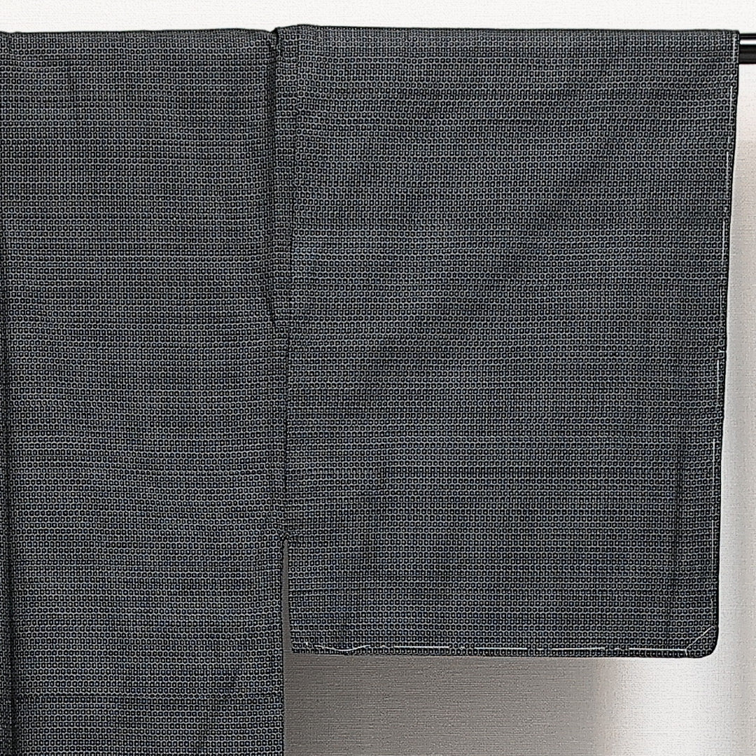 未使用品 男着物 (大島紬) 袷 身丈146cm 裄丈67cm 正絹 Nランク インフォーマル 棒衿 Lサイズ 緯総絣 しつけ糸 亀甲絣 紺系 M4 1224-13993