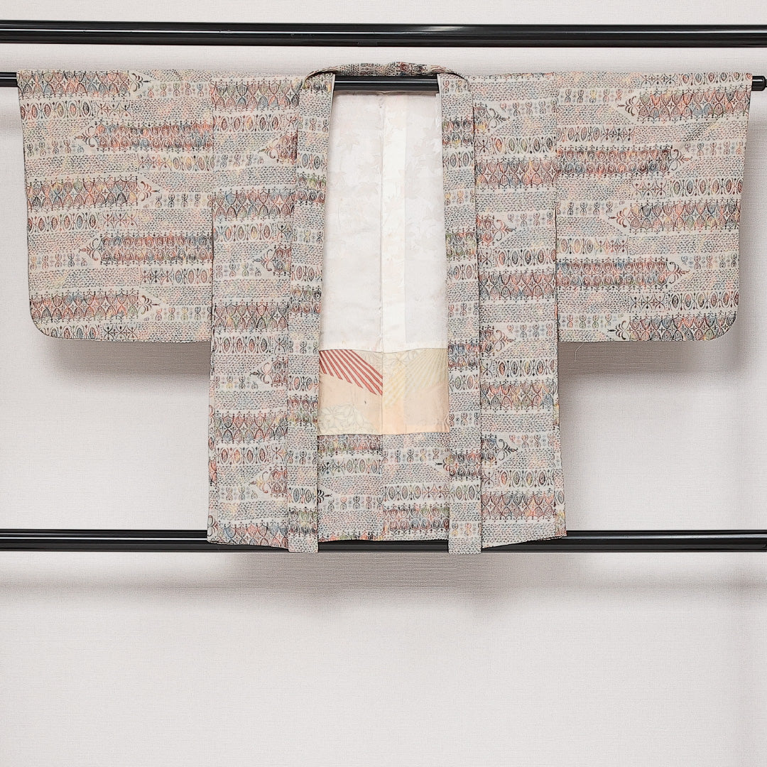 アンティーク 羽織 袷 身丈80cm 裄丈63cm 正絹 Aランク Sサイズ 漆糸 創作柄 クリーム系 RP 1232-13866