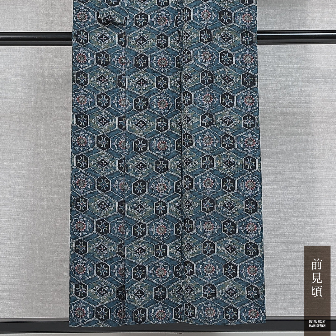 洗える着物 ウールの紬 単衣 身丈145cm 裄丈64cm ウール Sランク カジュアル バチ衿 XSサイズ 居敷当て 肩当て 亀甲 創作柄 青系 RP 1223-14783