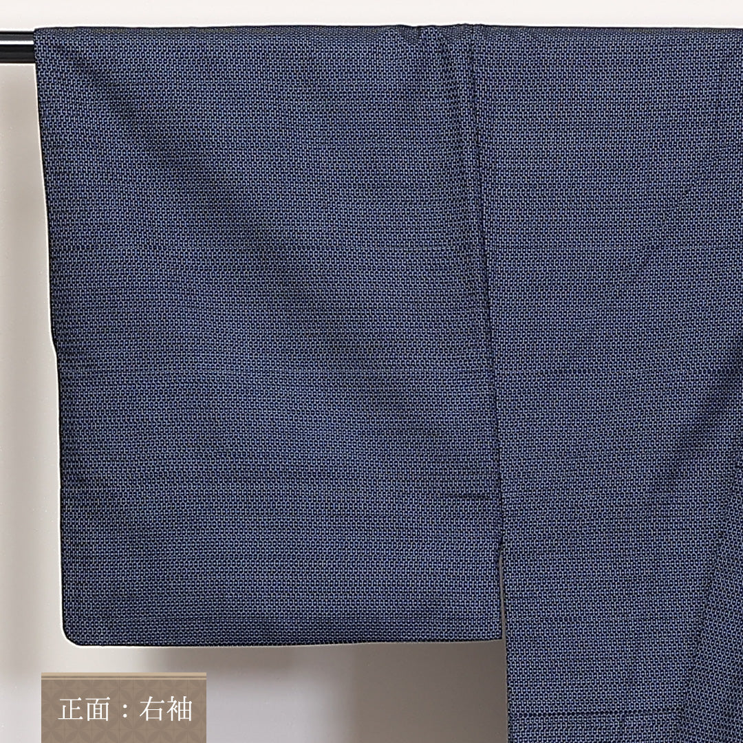 男着物 (大島紬) 袷 身丈143cm 裄丈67cm 正絹 Aランク インフォーマル 棒衿 Mサイズ 亀甲 紺系 RP 1224-06233