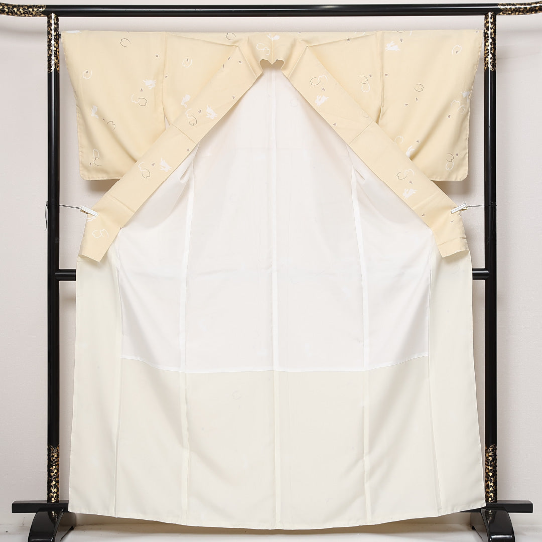 未使用品 洗える着物 小紋 単衣 身丈165cm 裄丈67cm ポリエステル Nランク インフォーマル 広衿 XLサイズ しつけ糸 兎 花びら クリーム系 RP 1221-13588